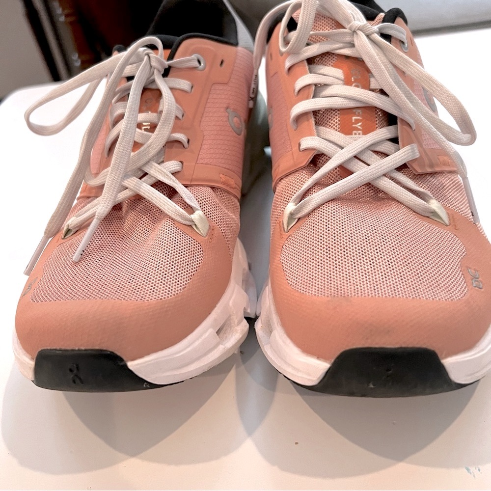 COPY - OnCloud Cloudflyer 4.Peach/Aloe Size 9. Supreme cushioning. Very good co…